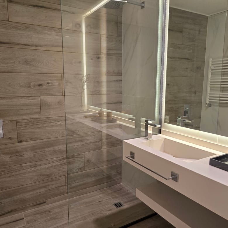 Living comedor y cocina integrada en departamento modelo en Greenpark condominio, en Valle Escondido, zona norte de Córdoba, en preventa comercializado por Carrizo Congin Inmobiliaria