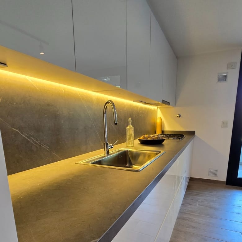 cocina integrada en departamento modelo en Greenpark condominio, en Valle Escondido, zona norte de Córdoba, en preventa comercializado por Carrizo Congin Inmobiliaria