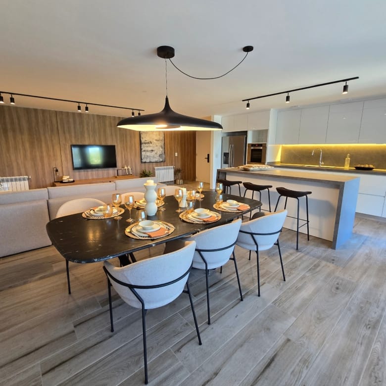 Living comedor y cocina integrada en departamento modelo en Greenpark condominio, en Valle Escondido, zona norte de Córdoba, en preventa comercializado por Carrizo Congin Inmobiliaria