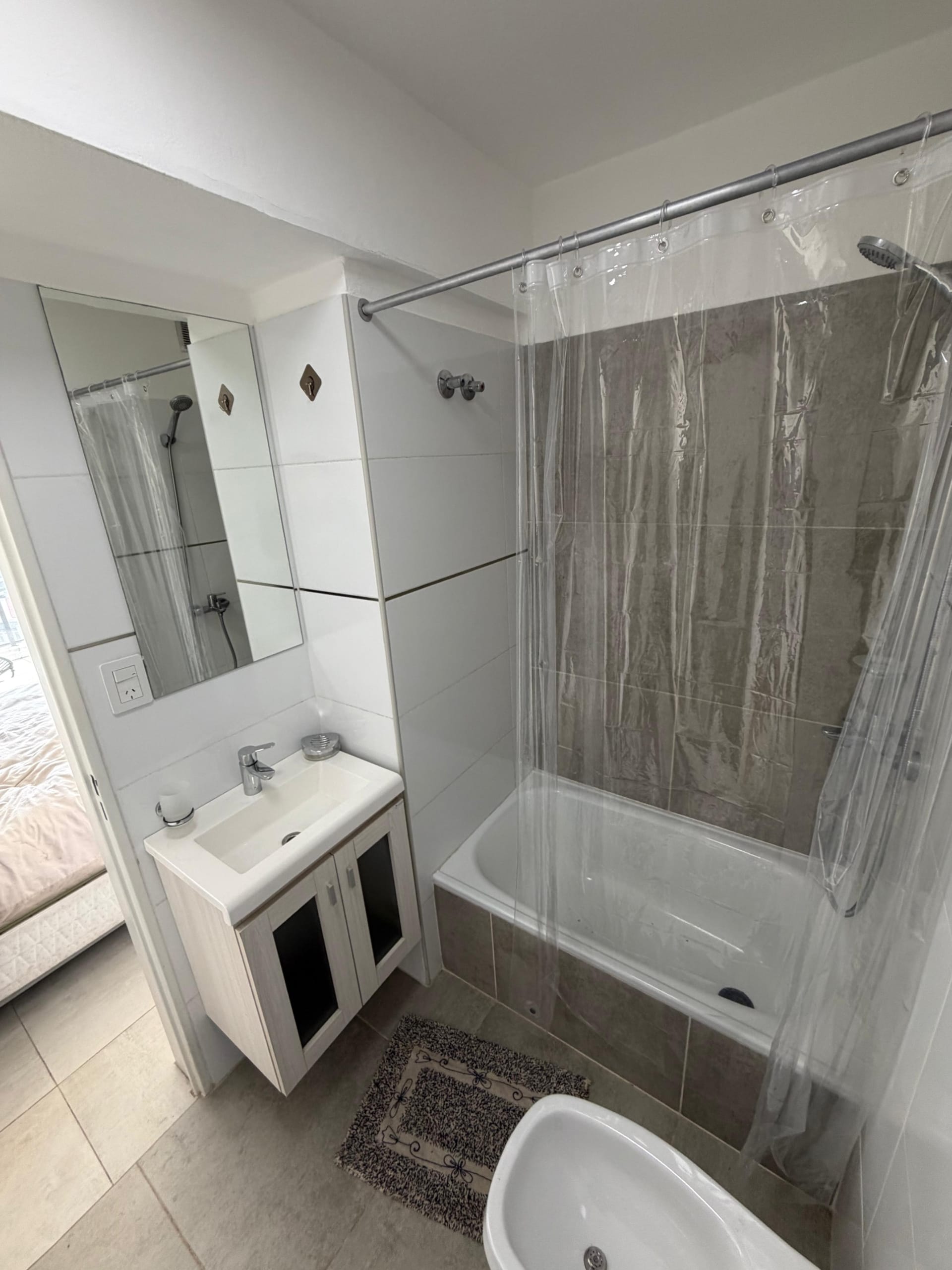 Departamento dúplex en venta de 1 dormitorio sobre calle Ambrosio Olmos 836 vista baño con bañera