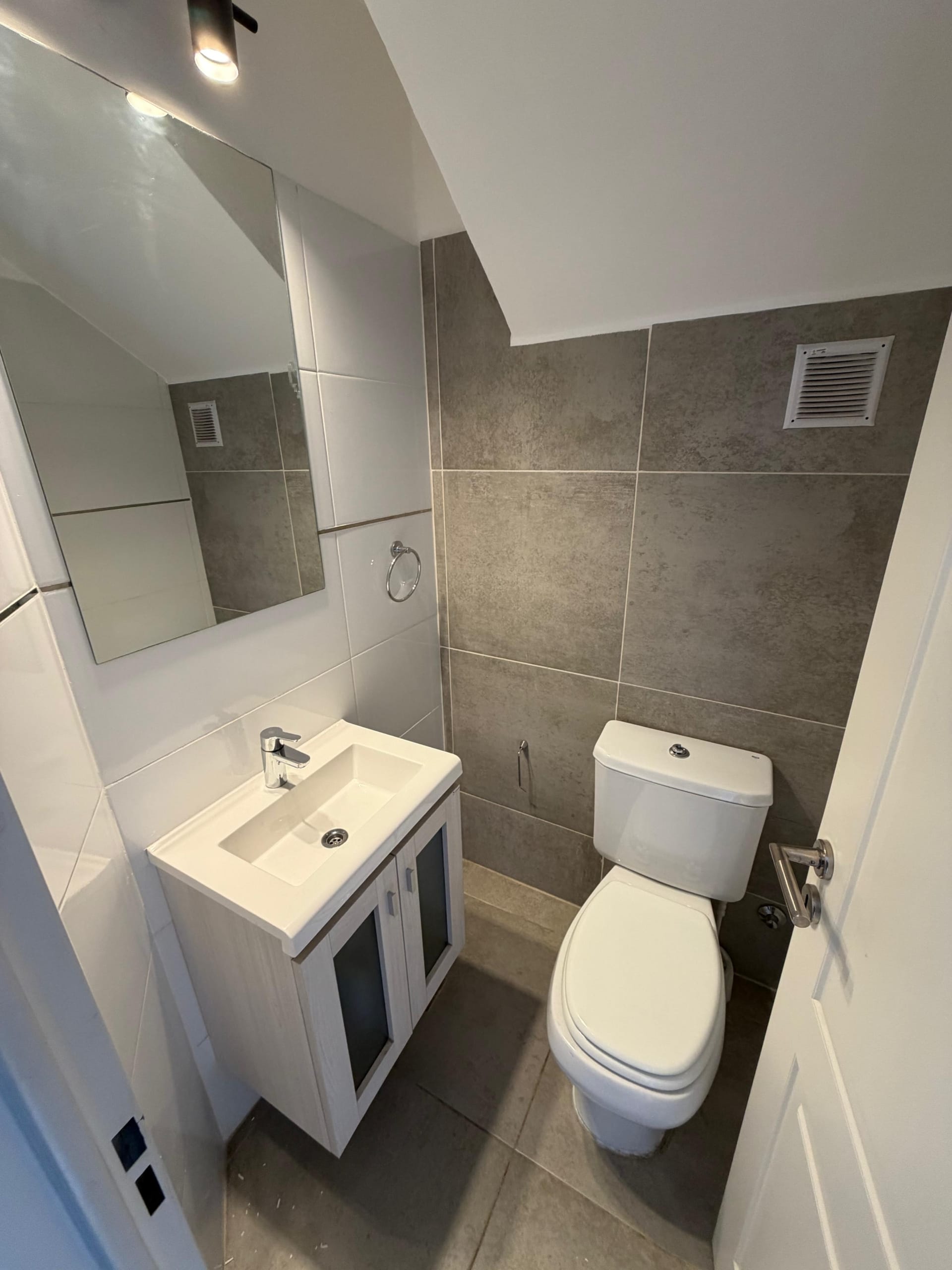 Departamento dúplex en venta de 1 dormitorio sobre calle Ambrosio Olmos 836 baño social