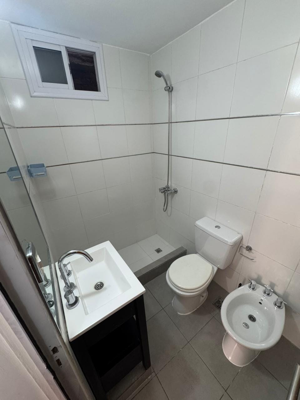 Departamento en venta de 2 dormitorios en calle Paraná 624 de barrio Nueva Córdoba de la ciudad de Córdoba, baño principal, vende Carrizo Congin inmobiliaria
