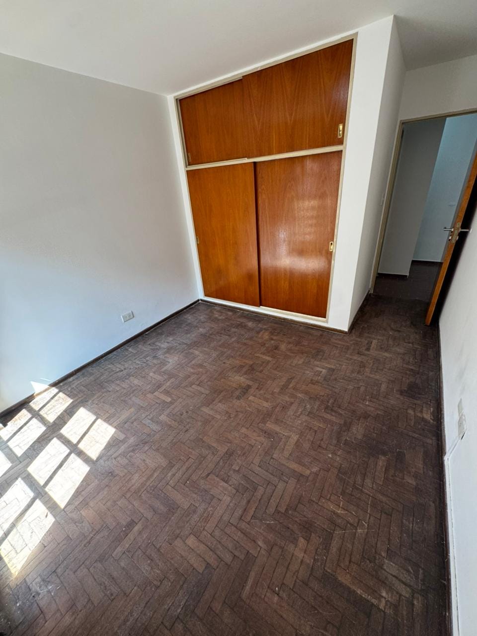 Departamento en venta de 2 dormitorios en calle Paraná 624 de barrio Nueva Córdoba de la ciudad de Córdoba, dormitorio con placard, vende Carrizo Congin inmobiliaria