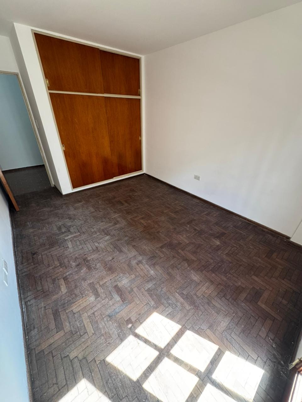 Departamento en venta de 2 dormitorios en calle Paraná 624 de barrio Nueva Córdoba de la ciudad de Córdoba, dormitorio con placard empotrado, vende Carrizo Congin inmobiliaria