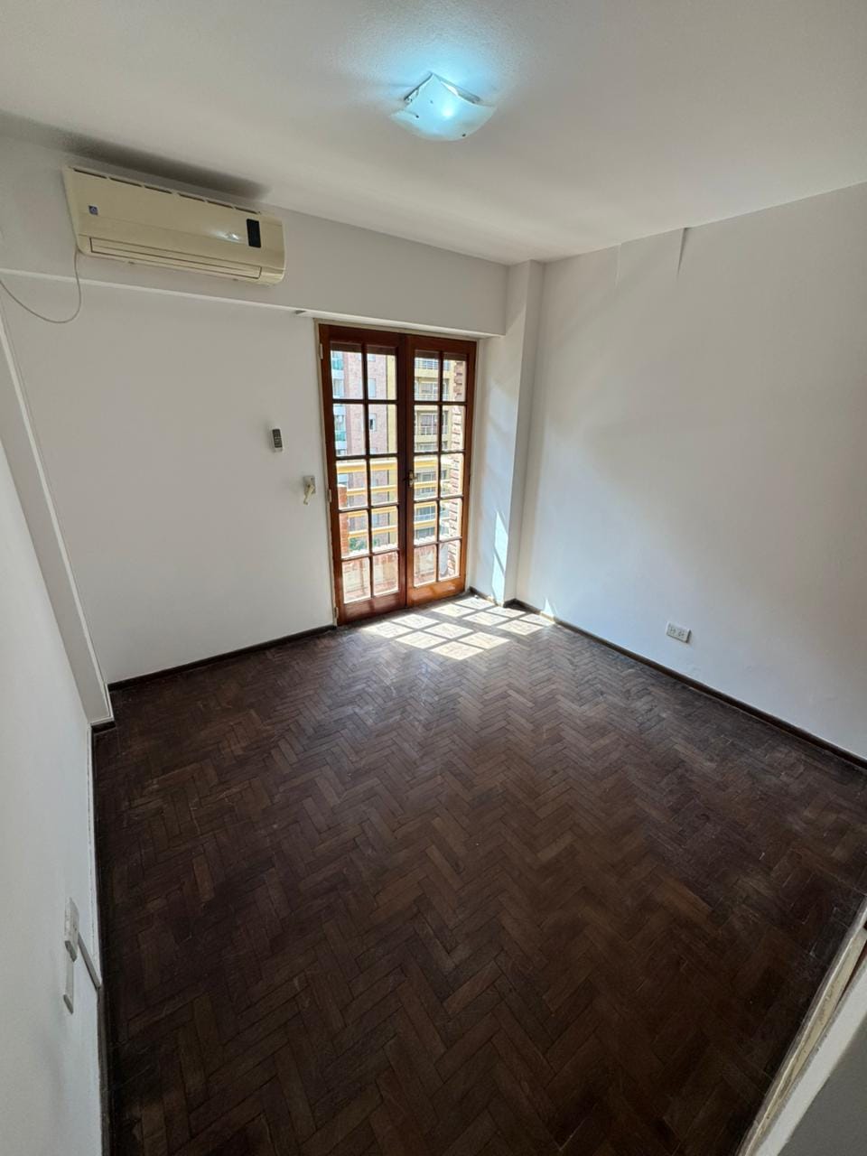 Departamento en venta de 2 dormitorios en calle Paraná 624 de barrio Nueva Córdoba de la ciudad de Córdoba, dormitorio principal, vende Carrizo Congin inmobiliaria