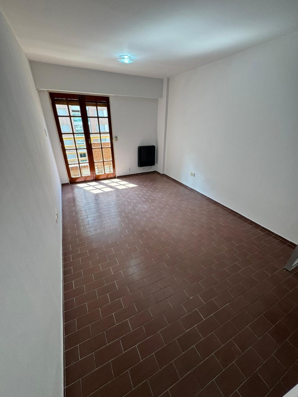 Departamento en venta de 2 dormitorios en calle Paraná 624 de barrio Nueva Córdoba de la ciudad de Córdoba, living comedor con balcon, vende Carrizo Congin inmobiliaria