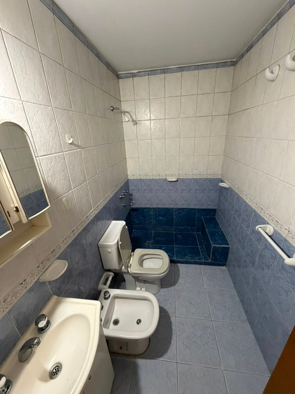 Departamento de 2 dormitorios en venta en calle ituzaingó 594 de barrio Nueva Córdoba, baño angulo completo, vende Carrizo Congin Inmobiliaria