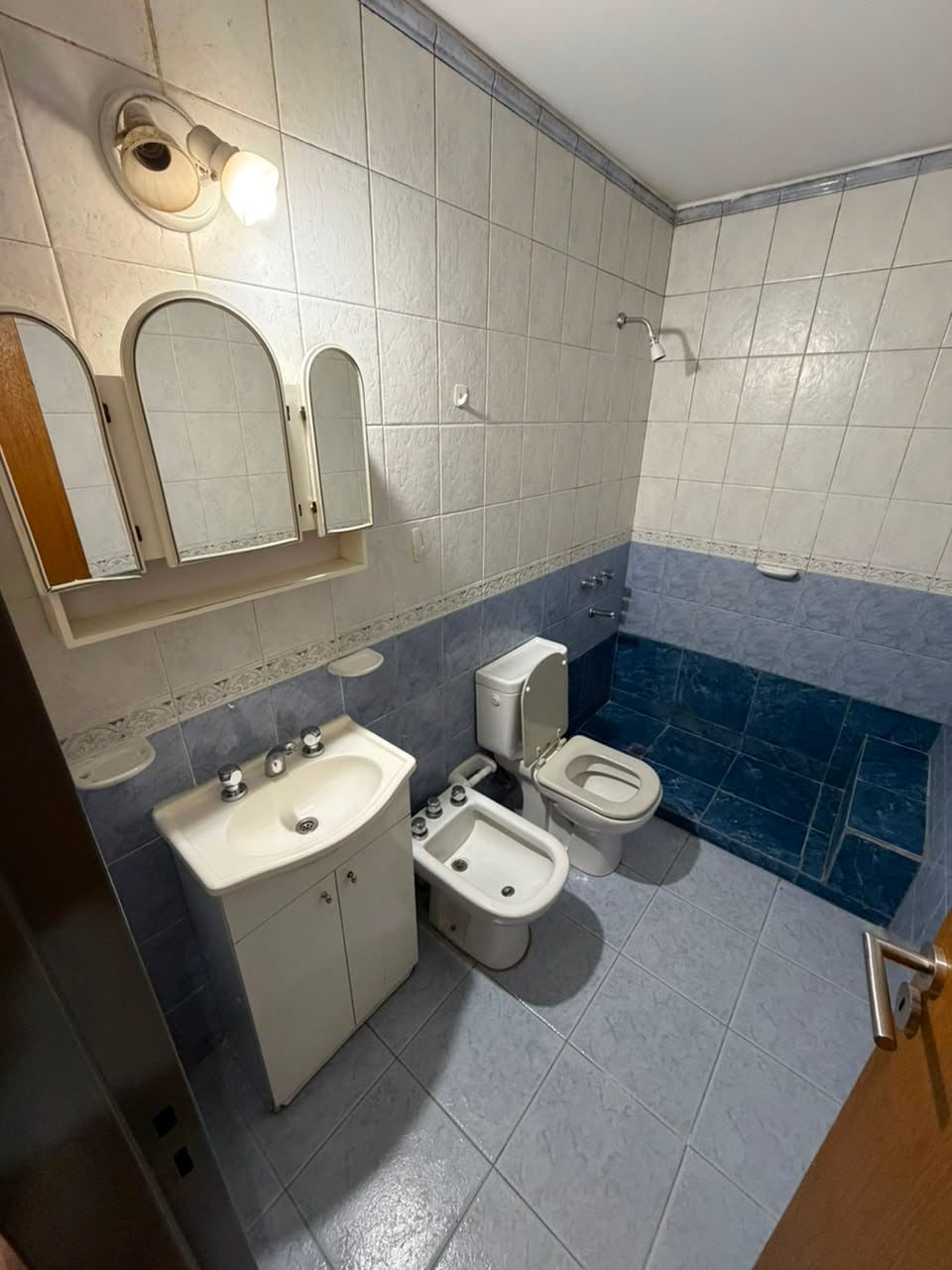 Departamento de 2 dormitorios en venta en calle ituzaingó 594 de barrio Nueva Córdoba, baño con vanitory, vende Carrizo Congin Inmobiliaria