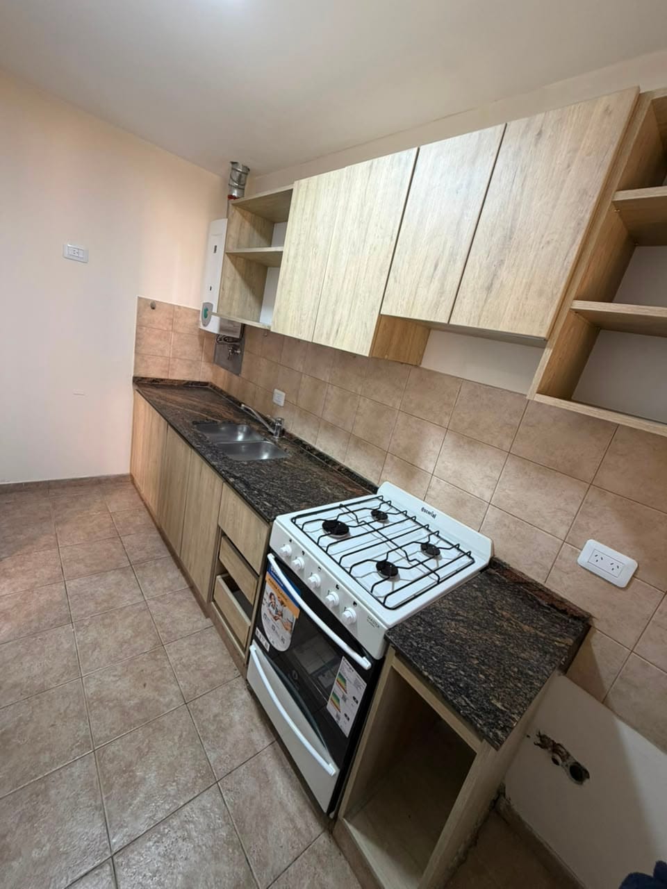 Departamento de 2 dormitorios en venta en calle ituzaingó 594 de barrio Nueva Córdoba, cocina, vende Carrizo Congin Inmobiliaria
