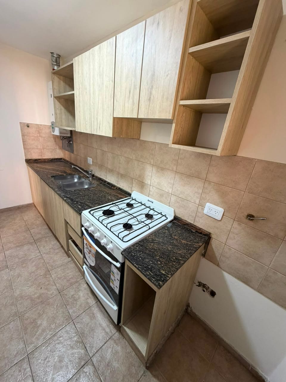 Departamento de 2 dormitorios en venta en calle Ituzaingó 594 de barrio Nueva Córdoba, cocina mueble bajo mesada y alacena, vende Carrizo Congin Inmobiliaria