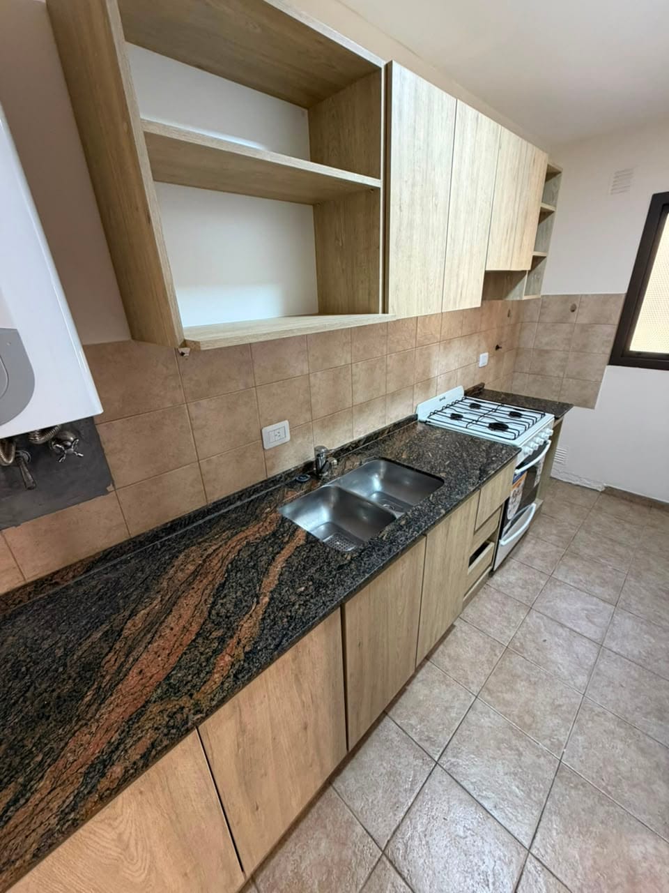 Departamento de 2 dormitorios en venta en calle ituzaingó 594 de barrio Nueva Córdoba, cocina con ventana muy luminosa, vende Carrizo Congin Inmobiliaria