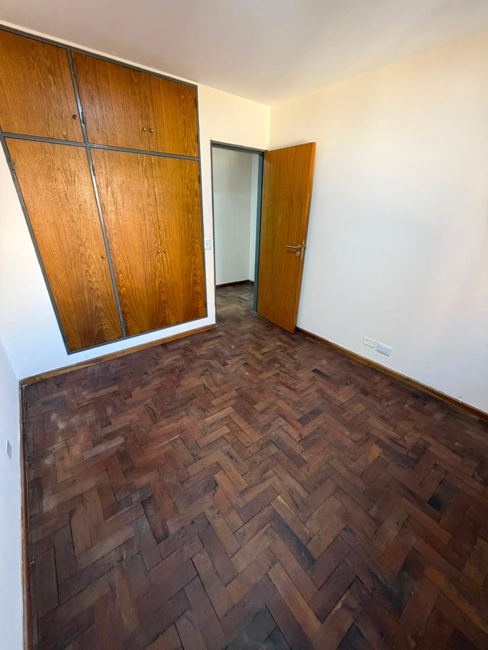 Departamento de 2 dormitorios en venta en calle ituzaingó 594 de barrio Nueva Córdoba, dormitorio secundario desde otro ángulo, vende Carrizo Congin Inmobiliaria
