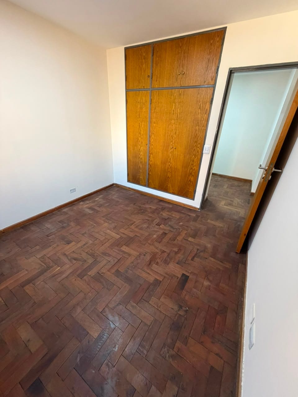 Departamento de 2 dormitorios en venta en calle ituzaingó 594 de barrio Nueva Córdoba, dormitorio con placard empotrado, vende Carrizo Congin Inmobiliaria