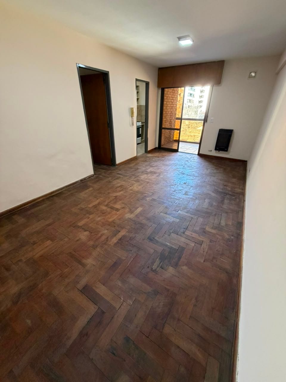 Departamento de 2 dormitorios en venta en calle ituzaingó 594 de barrio Nueva Córdoba, Living comedor vista a balcón, vende Carrizo Congin Inmobiliaria
