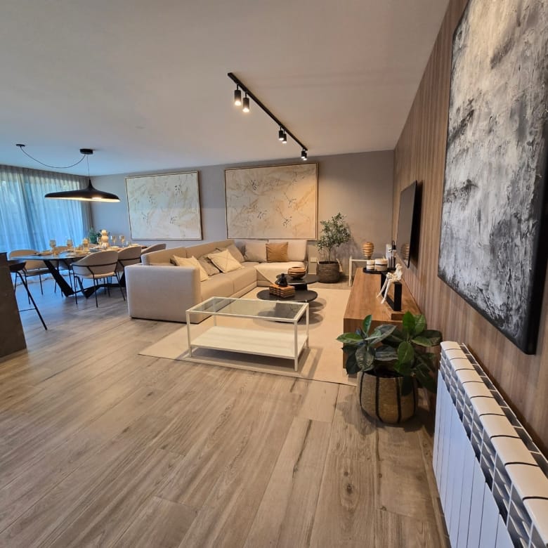 Living en departamento modelo en Greenpark condominio, en Valle Escondido, zona norte de Córdoba, en preventa comercializado por Carrizo Congin Inmobiliaria