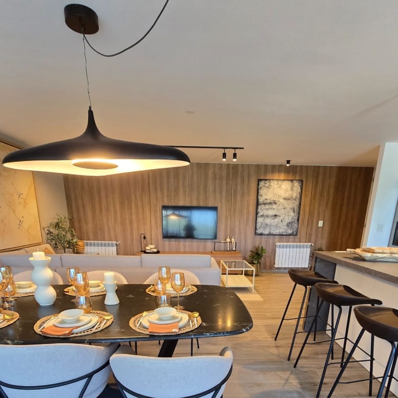 Living comedor y cocina integrada en departamento modelo en Greenpark condominio, en Valle Escondido, zona norte de Córdoba, en preventa comercializado por Carrizo Congin Inmobiliaria
