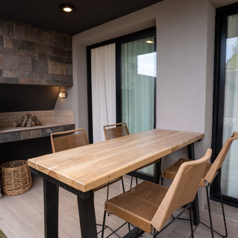 Galería con asador departamento en venta emprendimiento Las Pircas en la ciudad de Alta Gracia, Córdoba.