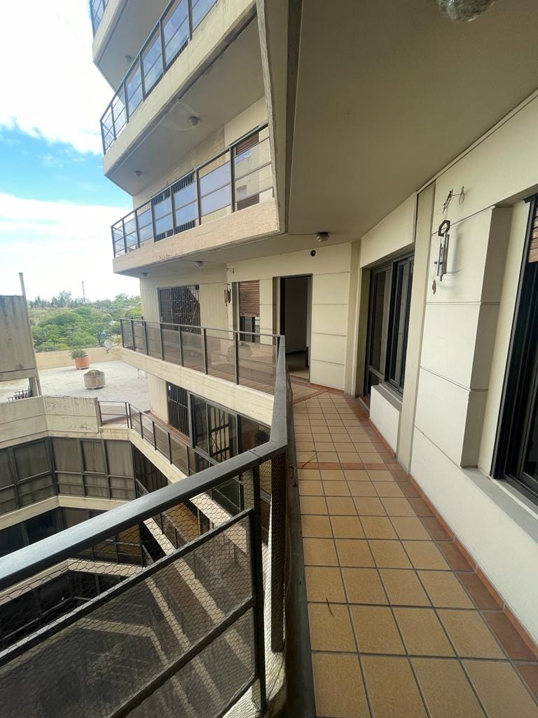 Piso en venta de 3 dormitorios con cuarto de servicio y cochera en Avenida Poeta Lugones 142, Barrio Nueva Córdoba, balcón con vista lateral al parque, en venta por Carrizo Congin Inmobiliaria