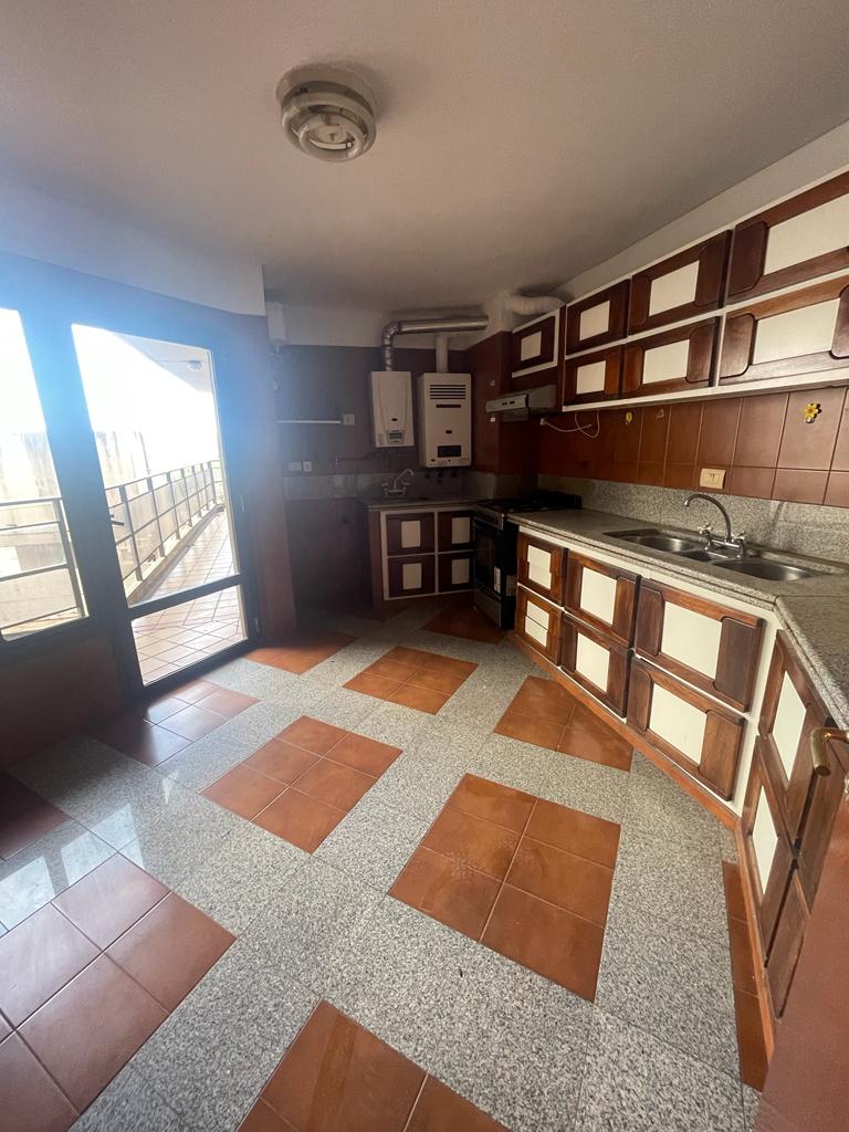 Piso en venta de 3 dormitorios con cuarto de servicio y cochera en Avenida Poeta Lugones 142, Barrio Nueva Córdoba, cocina, en venta por Carrizo Congin Inmobiliaria
