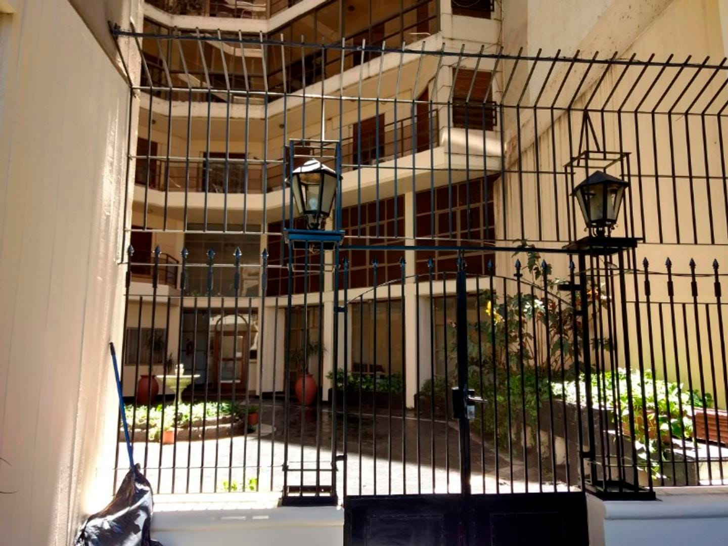 Piso en venta de 3 dormitorios con cuarto de servicio y cochera en Avenida Poeta Lugones 142, Barrio Nueva Córdoba, ingreso a edificio, en venta por Carrizo Congin Inmobiliaria