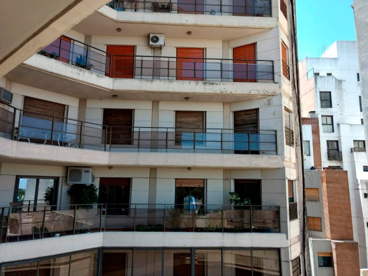 Piso en venta de 3 dormitorios con cuarto de servicio y cochera en Avenida Poeta Lugones 142, Barrio Nueva Córdoba, cocina, en venta por Carrizo Congin Inmobiliaria