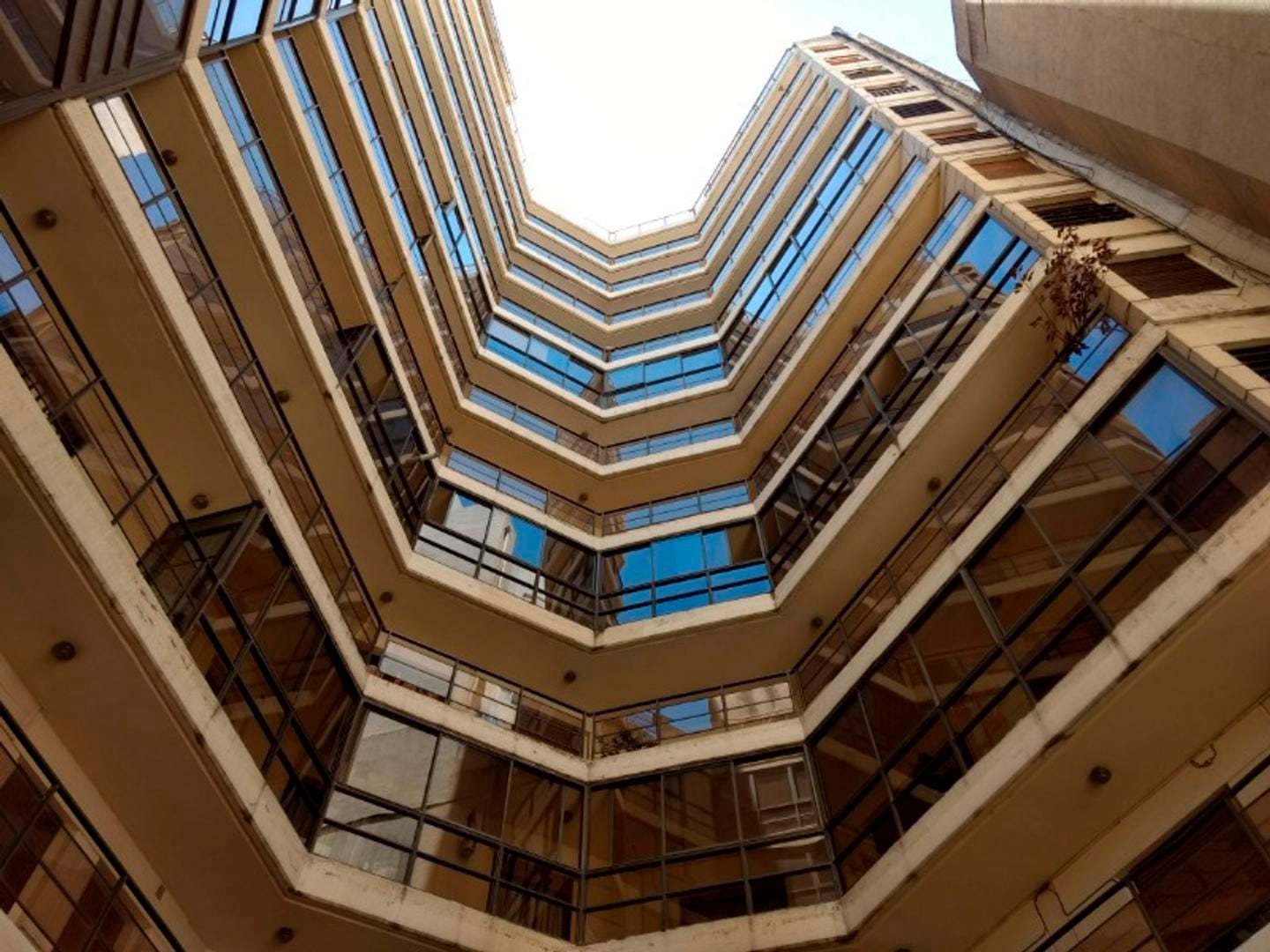Piso en venta de 3 dormitorios con cuarto de servicio y cochera en Avenida Poeta Lugones 142, Barrio Nueva Córdoba, vista fachada edificio, en venta por Carrizo Congin Inmobiliaria