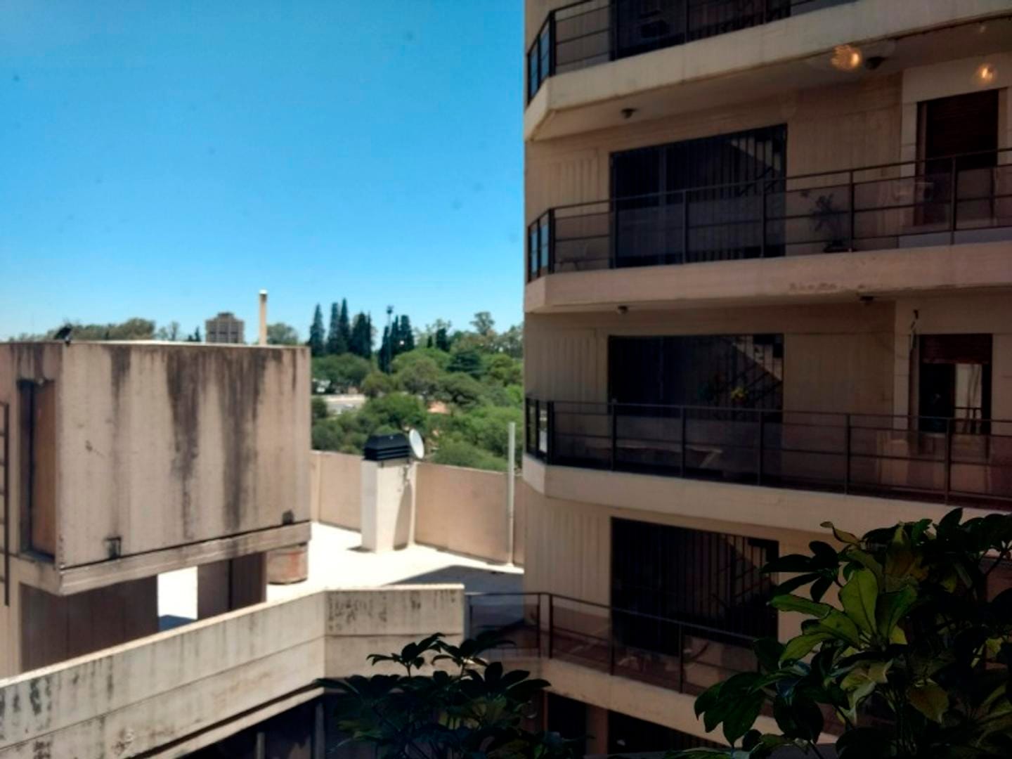 Piso en venta de 3 dormitorios con cuarto de servicio y cochera en Avenida Poeta Lugones 142, Barrio Nueva Córdoba, vista lateral, en venta por Carrizo Congin Inmobiliaria