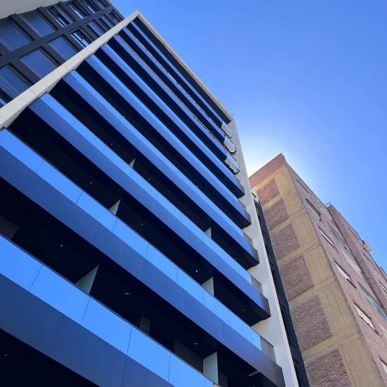 Fachada edificio Distrito Betania departamento en venta Nueva Córdoba