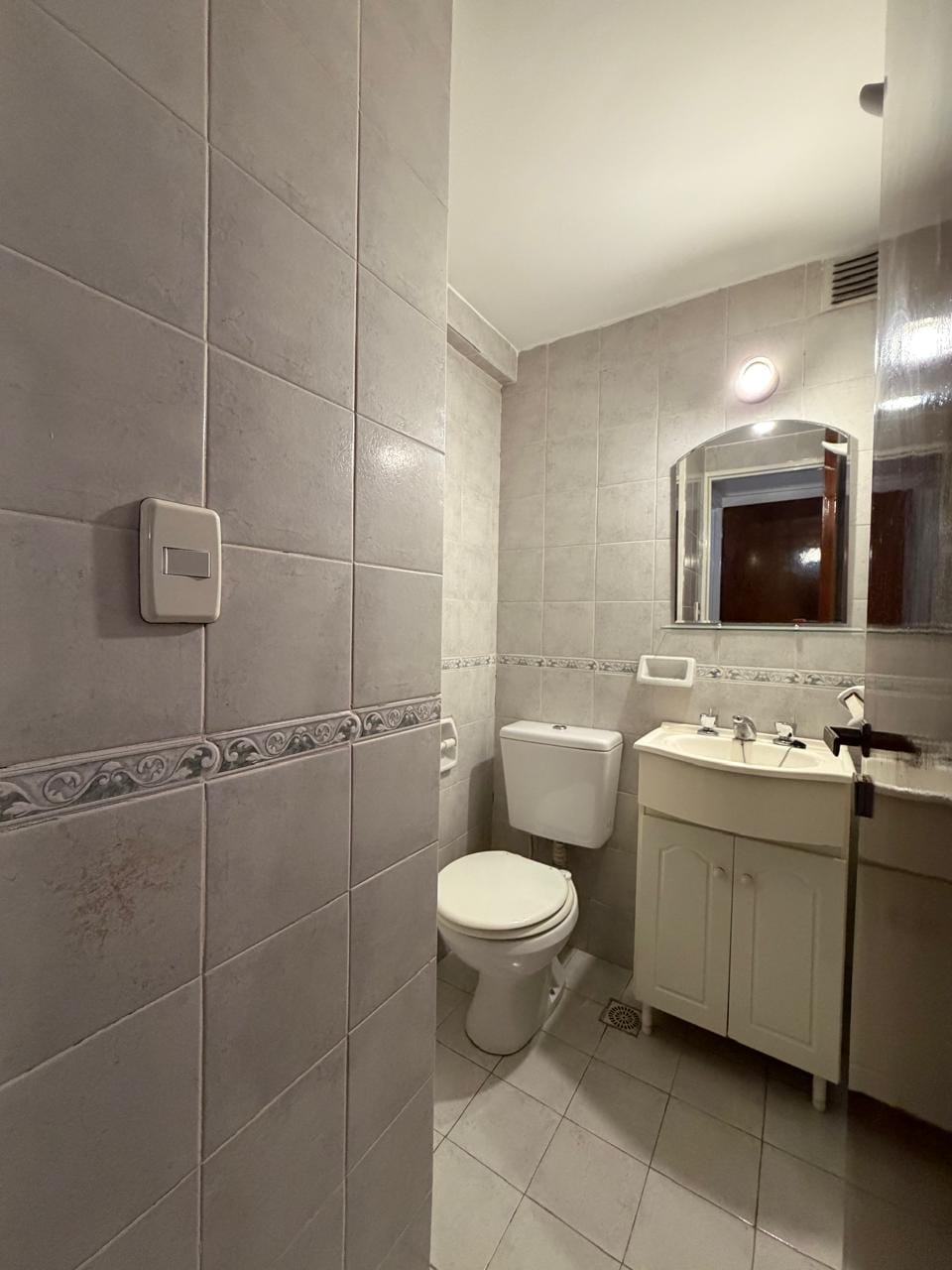 Baño en departamento en venta de tres dormitorios con cochera frente a Plaza España en Nueva Córdoba de la ciudad de Córdoba sobre Hipólito Yrigoyen 582 piso11 vende Carrizo Congin Inmobiliaria