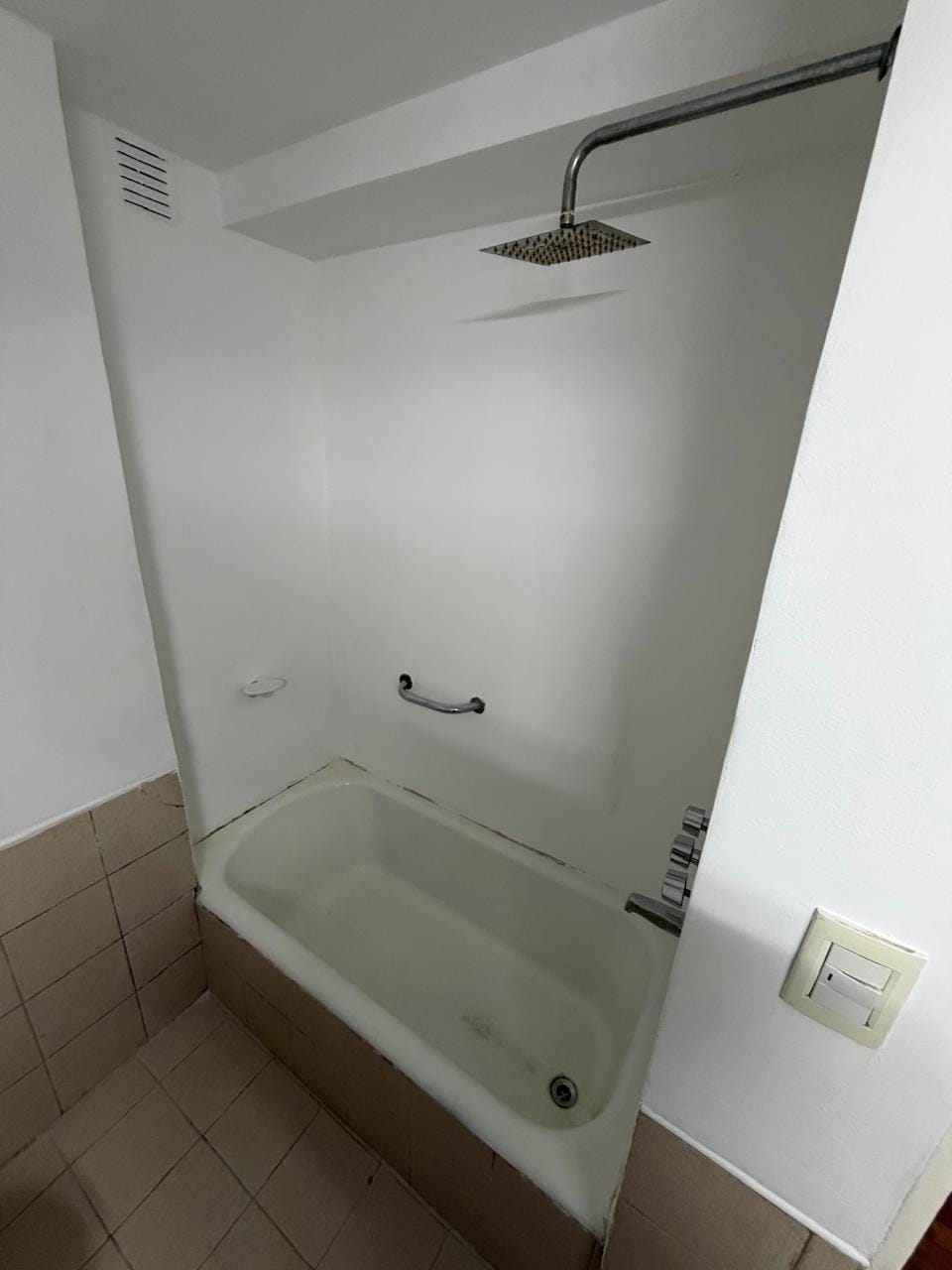 Baño con bañera en departamento en venta de tres dormitorios con cochera frente a Plaza España en Nueva Córdoba de la ciudad de Córdoba sobre Hipólito Yrigoyen 582 piso11 vende Carrizo Congin Inmobiliaria