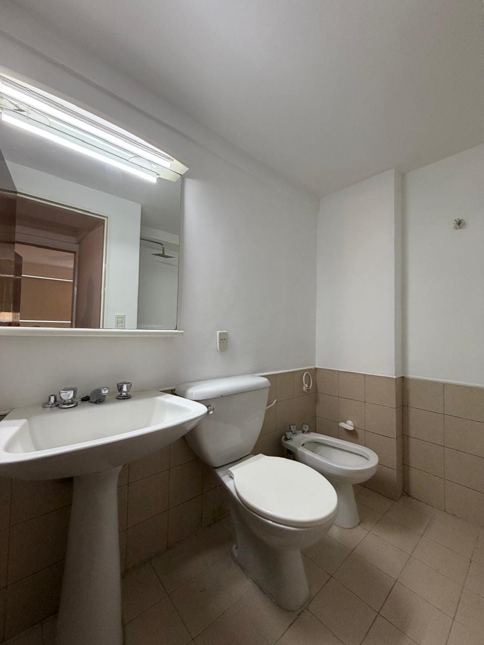 Baño principal en departamento en venta de tres dormitorios con cochera frente a Plaza España en Nueva Córdoba de la ciudad de Córdoba sobre Hipólito Yrigoyen 582 piso11 vende Carrizo Congin Inmobiliaria
