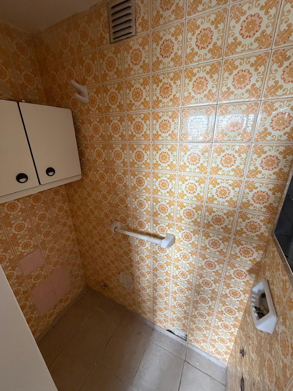 Baño social en departamento en venta de tres dormitorios con cochera frente a Plaza España en Nueva Córdoba de la ciudad de Córdoba sobre Hipólito Yrigoyen 582 piso11 vende Carrizo Congin Inmobiliaria
