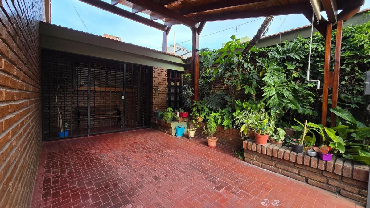Cochera semicubierta otro angulo casa en venta en barrio Bajo Palermo de la ciudad de Córdoba