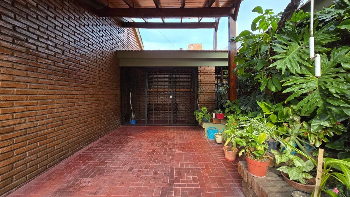 Cochera semicubierta casa en venta en barrio Bajo Palermo de la ciudad de Córdoba