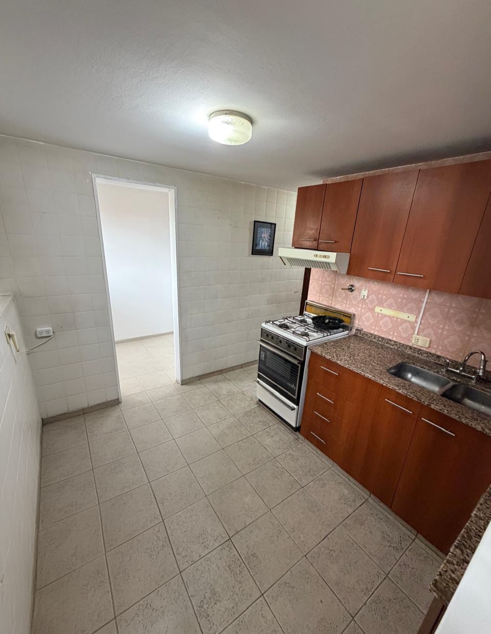 Cocina en departamento en venta de tres dormitorios con cochera frente a Plaza España en Nueva Córdoba de la ciudad de Córdoba sobre Hipólito Yrigoyen 582 piso11 vende Carrizo Congin Inmobiliaria