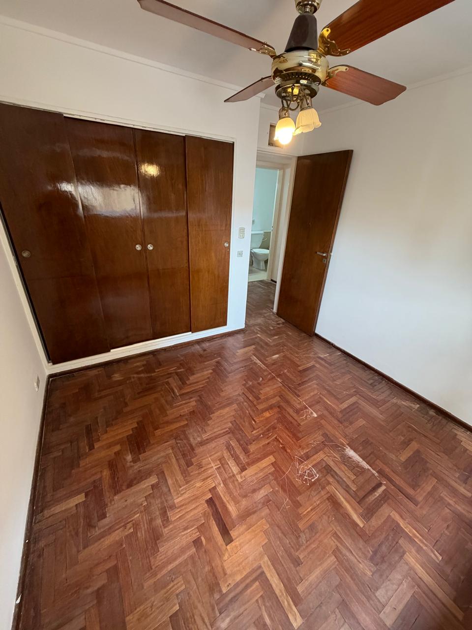 Dormitorio en departamento en venta de tres dormitorios con cochera frente a Plaza España en Nueva Córdoba de la ciudad de Córdoba sobre Hipólito Yrigoyen 582 piso11 vende Carrizo Congin Inmobiliaria