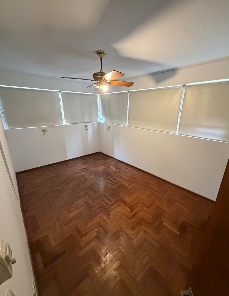 Dormitorio principal en departamento en venta de tres dormitorios con cochera frente a Plaza España en Nueva Córdoba de la ciudad de Córdoba sobre Hipólito Yrigoyen 582 piso11 vende Carrizo Congin Inmobiliaria