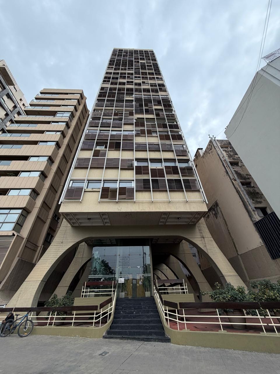 Fachada edificio de departamento en venta de tres dormitorios con cochera frente a plaza españa de barrio Nueva Córdoba sobre Avenida Hipólito Yrigoyen 582 Piso 11