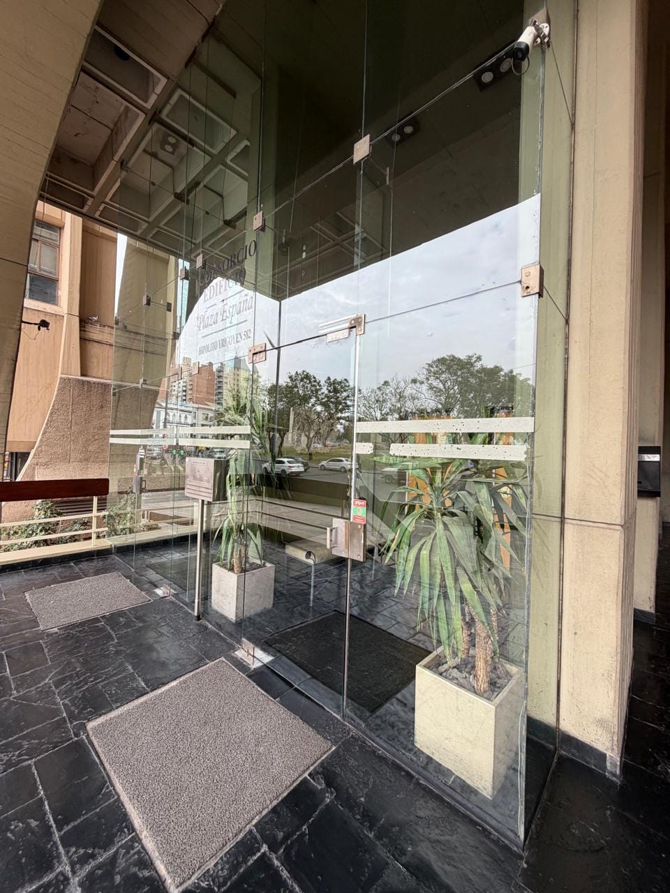 Ingreso a edificio de departamento en venta de tres dormitorios con cochera frente a plaza españa de barrio Nueva Córdoba sobre Avenida Hipólito Yrigoyen 582 Piso 11