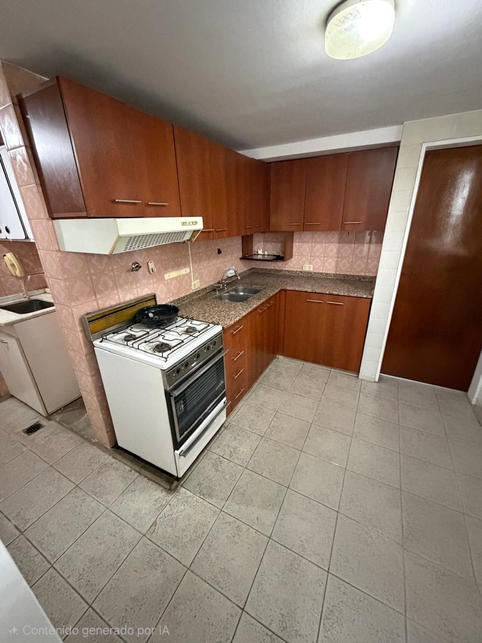 Ingreso cocina en departamento en venta de tres dormitorios con cochera frente a Plaza España en Nueva Córdoba de la ciudad de Córdoba sobre Hipólito Yrigoyen 582 piso11 vende Carrizo Congin Inmobiliaria