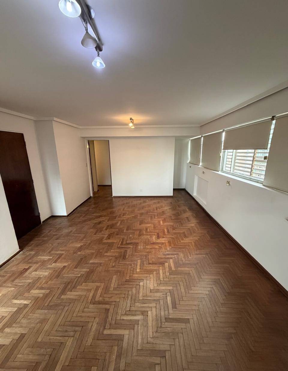 Living comedor en departamento en venta de tres dormitorios con cochera frente a Plaza España en Nueva Córdoba de la ciudad de Córdoba sobre Hipólito Yrigoyen 582 piso11 vende Carrizo Congin Inmobiliaria