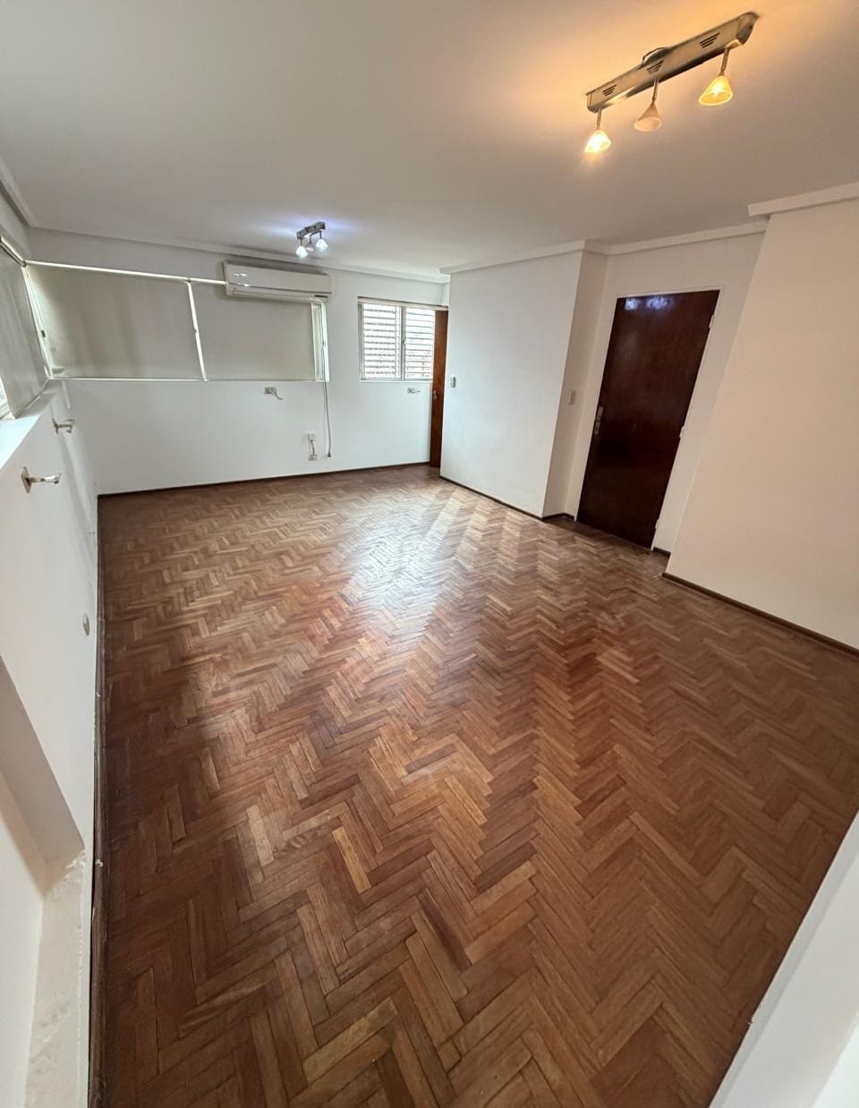 Living comedor piso parquet en departamento en venta de tres dormitorios con cochera frente a Plaza España en Nueva Córdoba de la ciudad de Córdoba sobre Hipólito Yrigoyen 582 piso11 vende Carrizo Congin Inmobiliaria