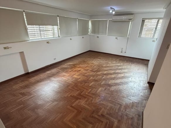 Living comedor ventanas en departamento en venta de tres dormitorios con cochera frente a Plaza España en Nueva Córdoba de la ciudad de Córdoba sobre Hipólito Yrigoyen 582 piso11 vende Carrizo Congin Inmobiliaria