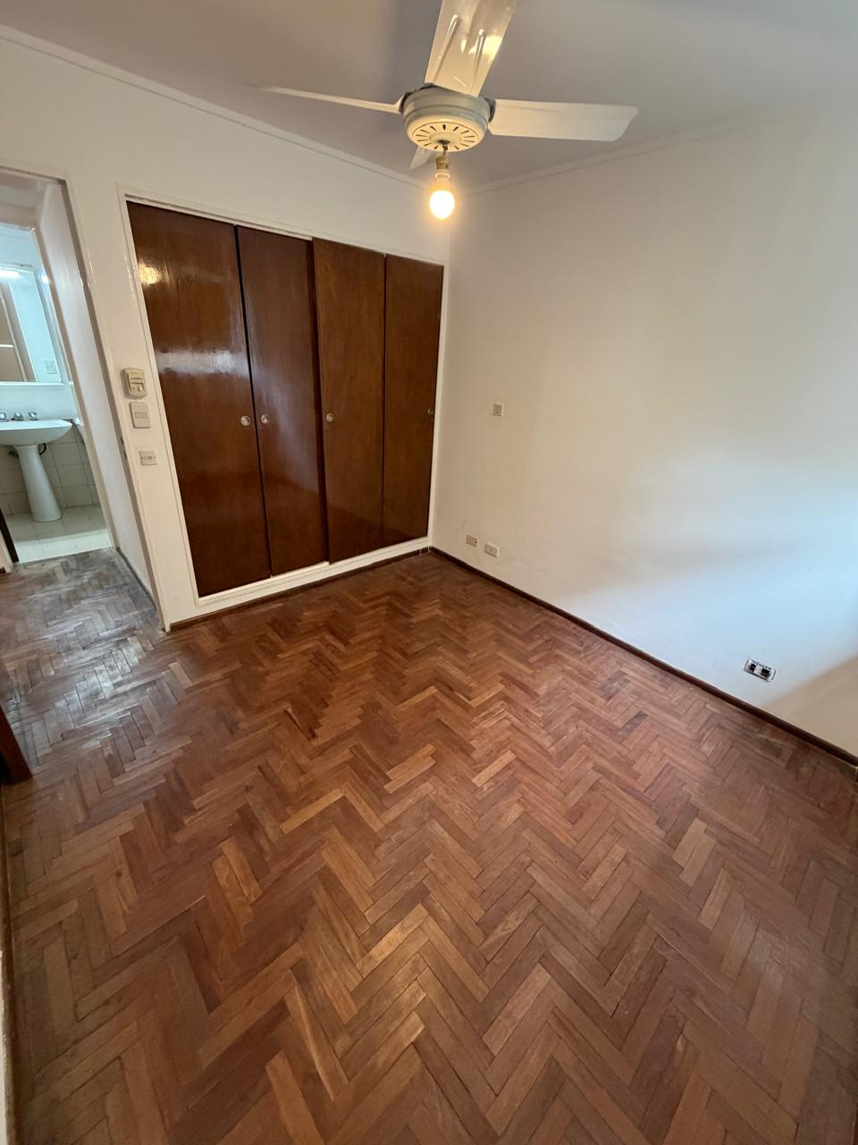 Dormitorio secundario con placard en departamento en venta de tres dormitorios con cochera frente a Plaza España en Nueva Córdoba de la ciudad de Córdoba sobre Hipólito Yrigoyen 582 piso11 vende Carrizo Congin Inmobiliaria