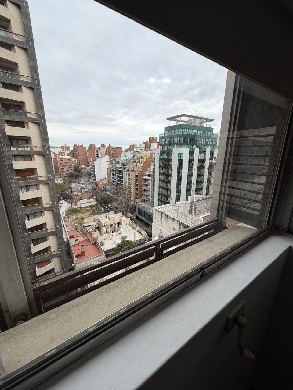 Vista en departamento en venta de tres dormitorios con cochera frente a Plaza España en Nueva Córdoba de la ciudad de Córdoba sobre Hipólito Yrigoyen 582 piso11 vende Carrizo Congin Inmobiliaria