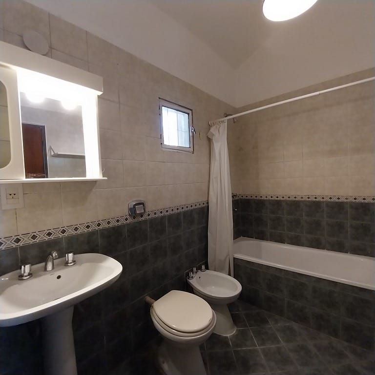 casa alquiler 3 dormitorios zona norte recta martinoli barrio la salle córdoba baño principal, alquila Carrizo Congin Inmobiliaria