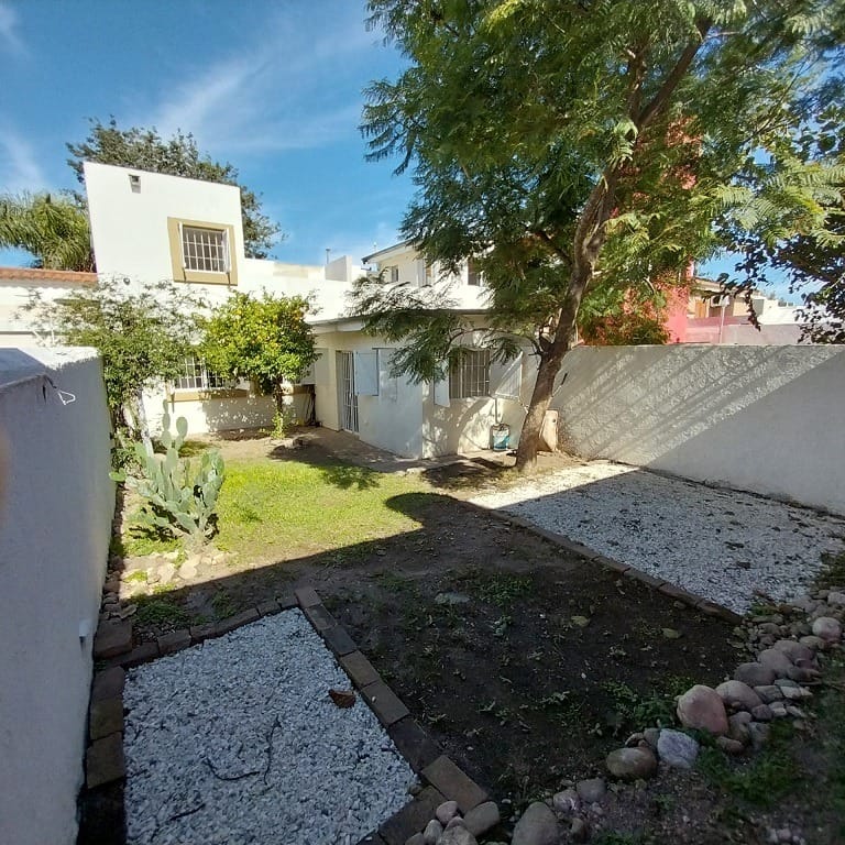 casa alquiler 3 dormitorios zona norte recta martinoli barrio la salle córdoba patio vista lateral, alquila Carrizo Congin Inmobiliaria