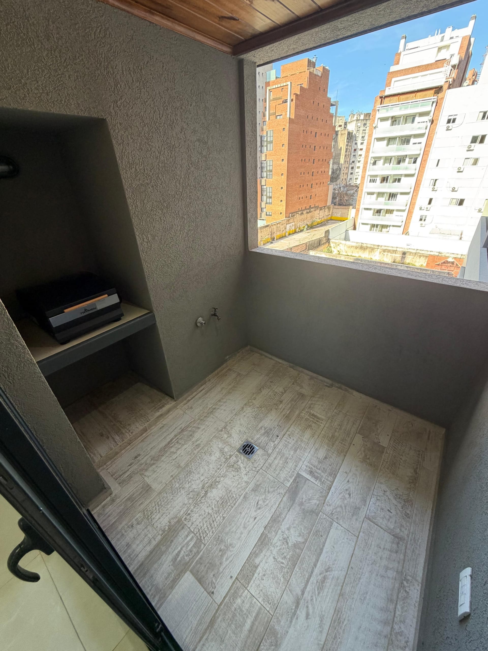 Balcón con asador departamento en venta de un dormitorio en Av. Velez Sarsfield 671, Nueva Cordoba, vende Carrizo Congin