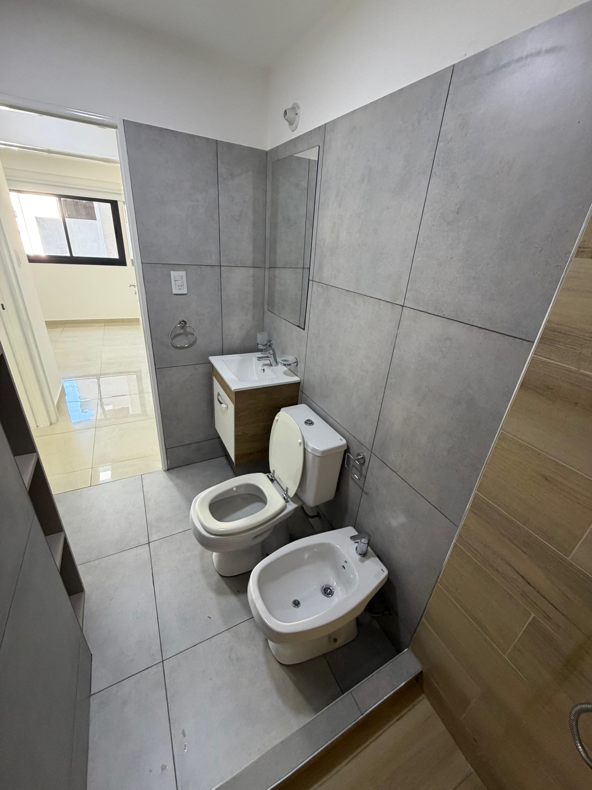 Baño completo departamento en venta de un dormitorio en Av. Velez Sarsfield 671, Nueva Cordoba, vende Carrizo Congin