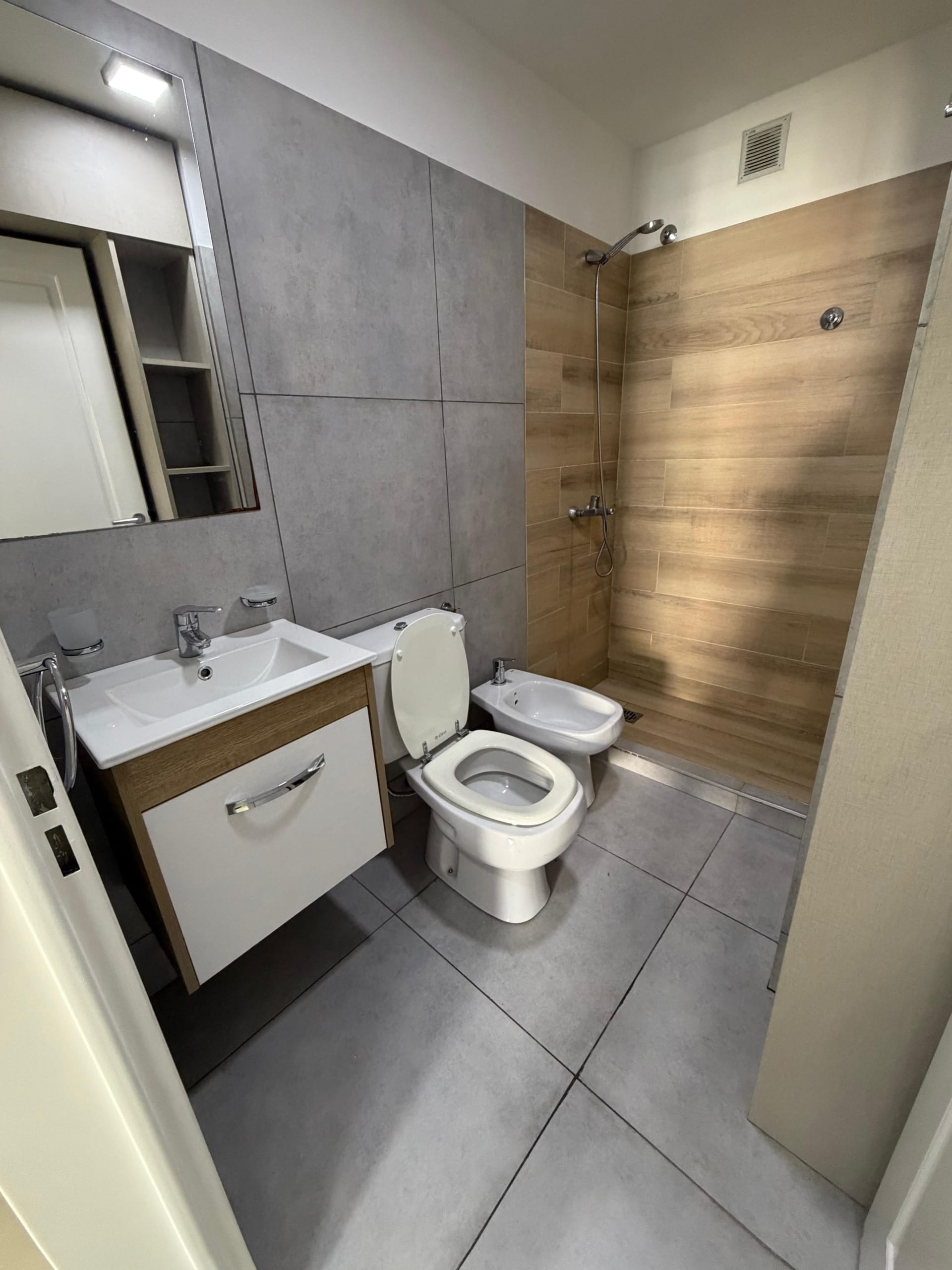 Baño departamento en venta de un dormitorio en Av. Velez Sarsfield 671, Nueva Cordoba, vende Carrizo Congin